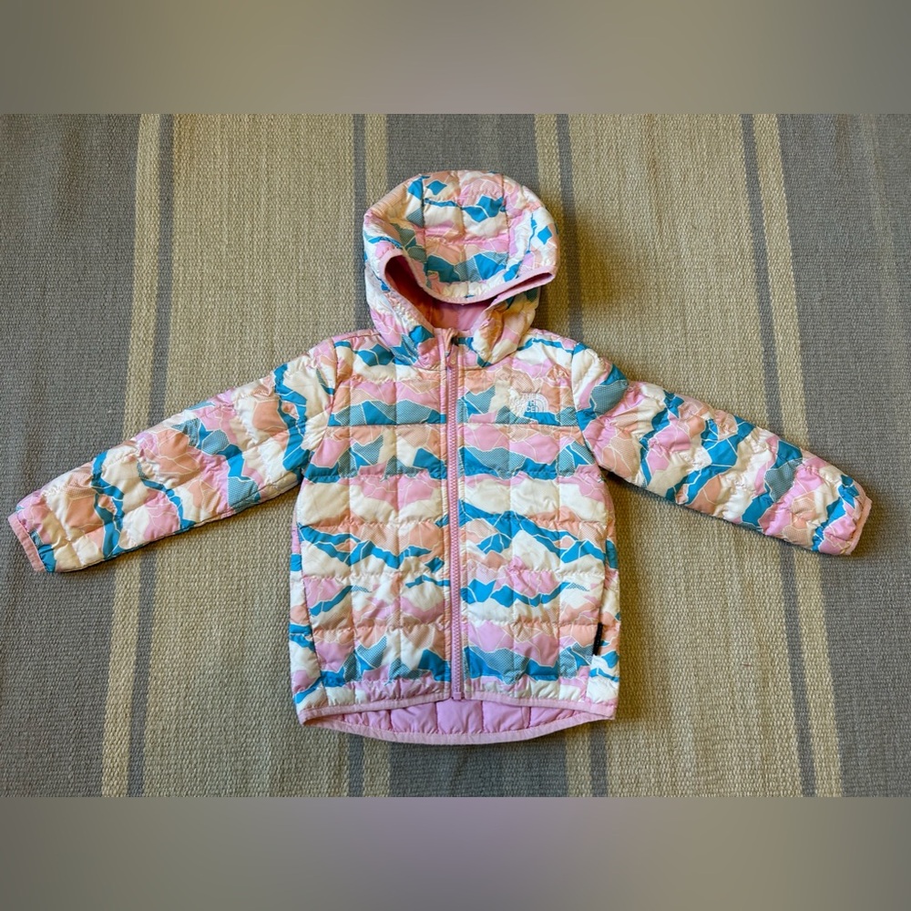 The North Face Light-weight Thermoball Puffer Jacket 3T Great condition!